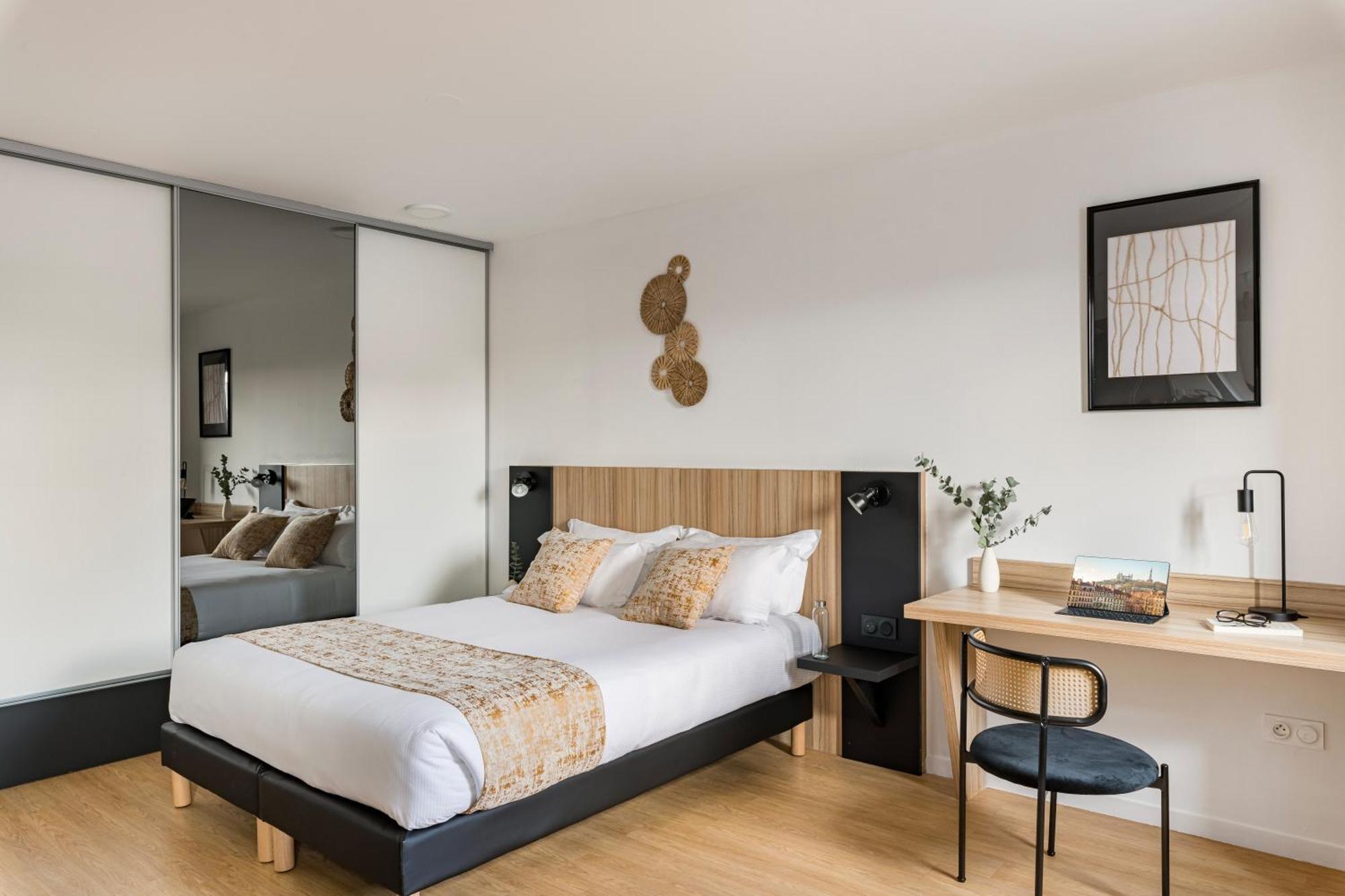 Aparthotel Q7 7